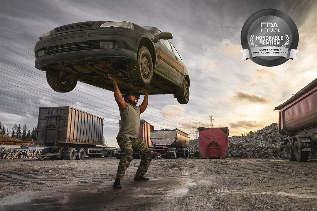 Finnish Photo Awards kunniamaininnalla palkittu kuva, jossa mies nostaa auton ilmaan.